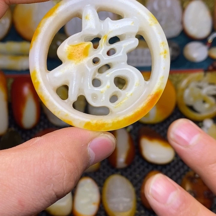 和田玉未镶嵌吊坠(赠链)