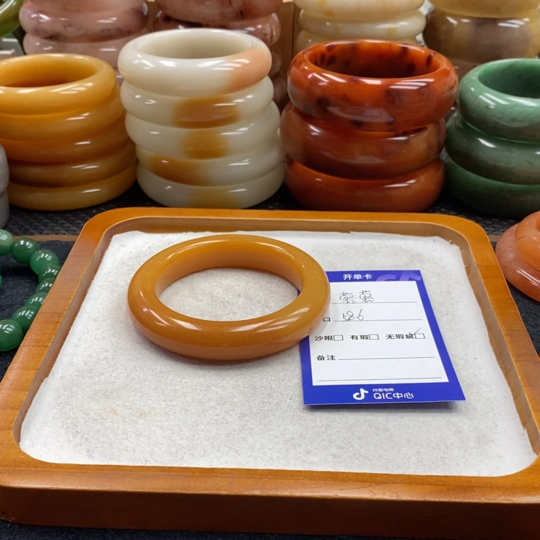 蓉***蓉石英岩玉未镶嵌手镯（圆镯）