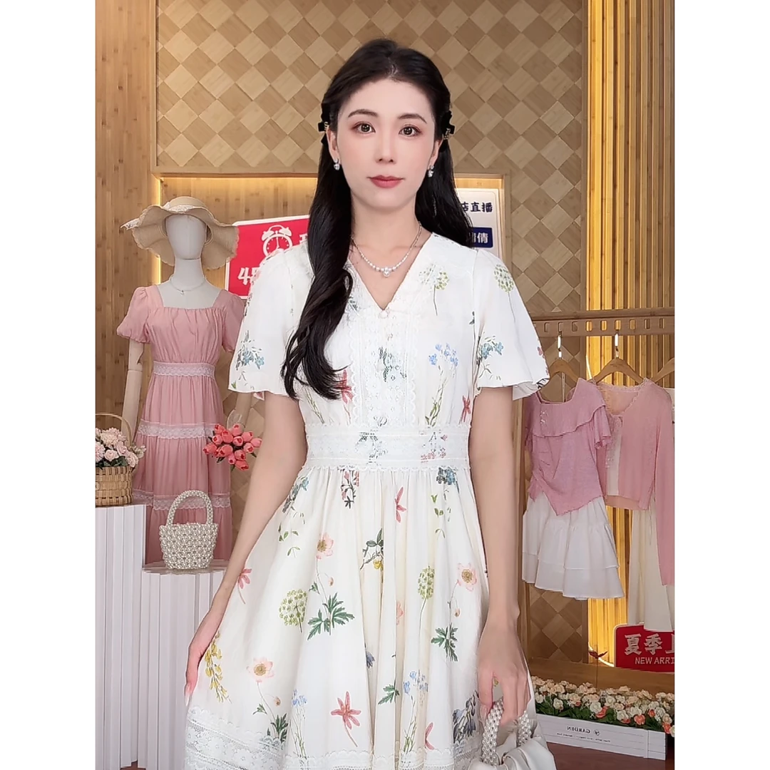 法式V领碎花连衣裙收腰裙摆2025夏季气质短裙茶歇褶皱泡泡袖裙子