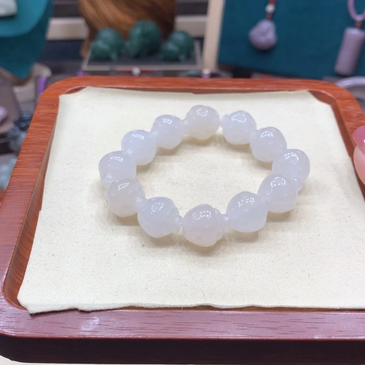 石英质玉颈饰足铂镶嵌