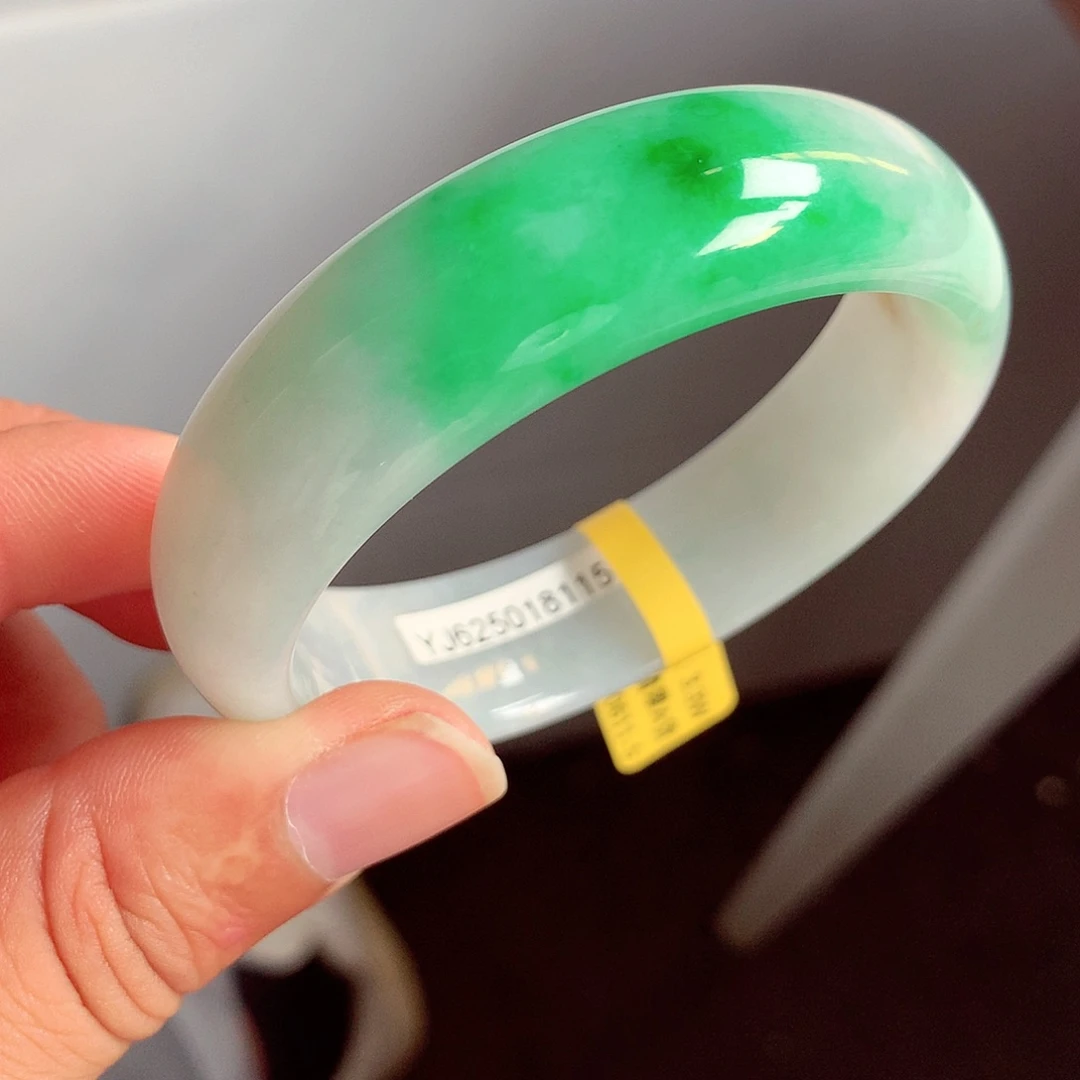 翡翠手镯未镶嵌缅甸翡翠