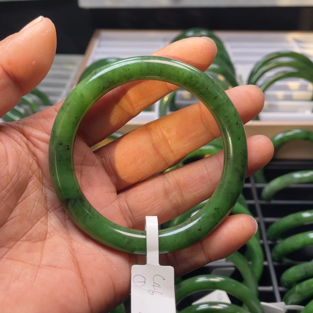 和田玉（碧玉）手镯未镶嵌谁****?