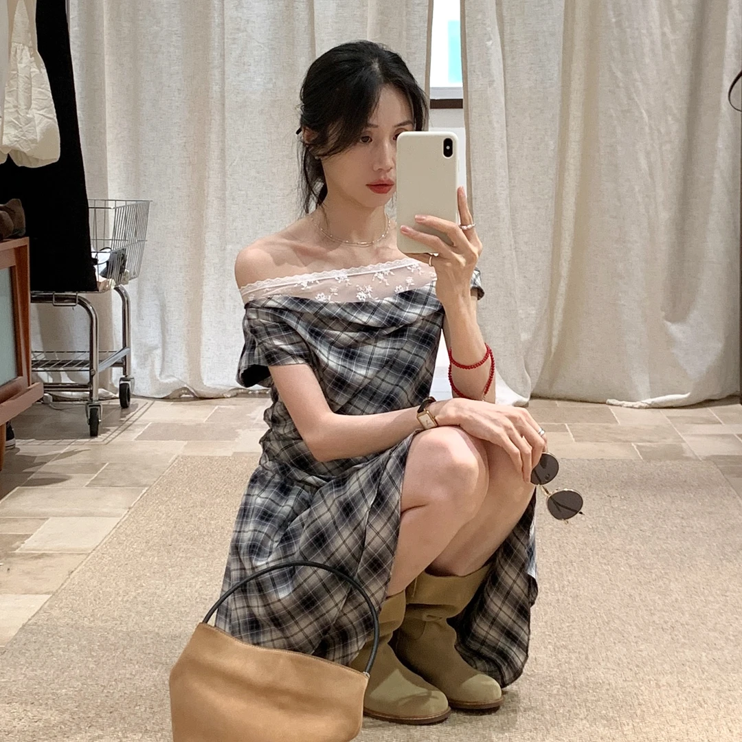 韩系黑白格一字肩连衣裙女2025夏新款不规则设计感收腰短裙