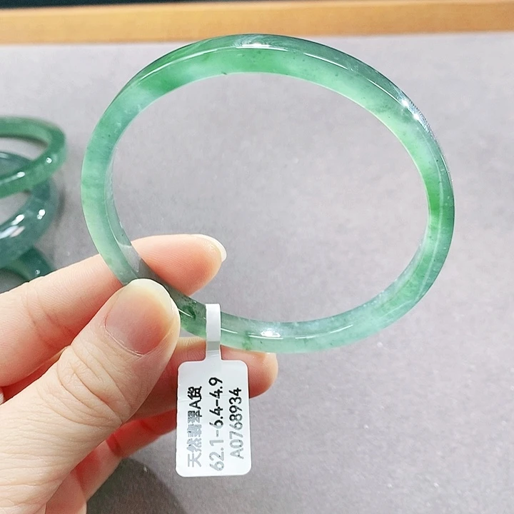 翡翠未镶嵌手镯（圆镯）