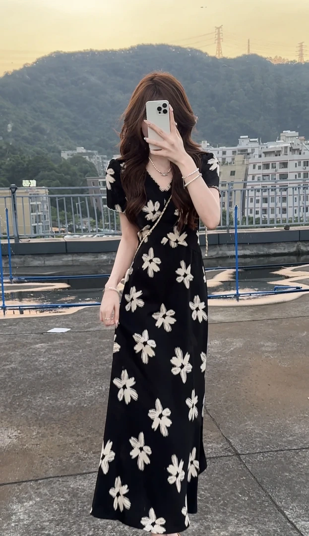 法式气质时尚气质V领收腰显瘦碎花连衣裙2025新款复古优雅潮9102