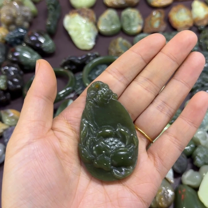 颈饰未镶嵌岫岩河磨玉（透闪石质玉）