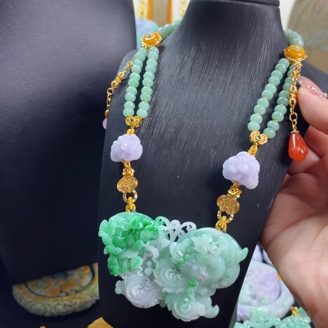 颈饰未镶嵌翡翠蝴蝶