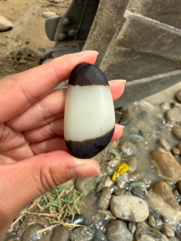 精品黑皮白肉吊坠