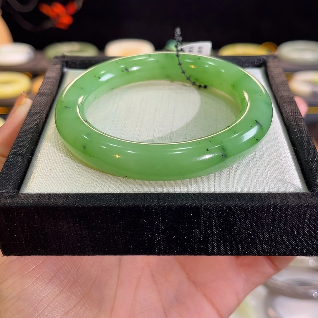 和田玉未镶嵌手镯艳果绿