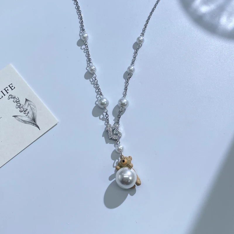 铜合金仿珍珠项链 05452可爱风精致高级感小熊抱珠项链