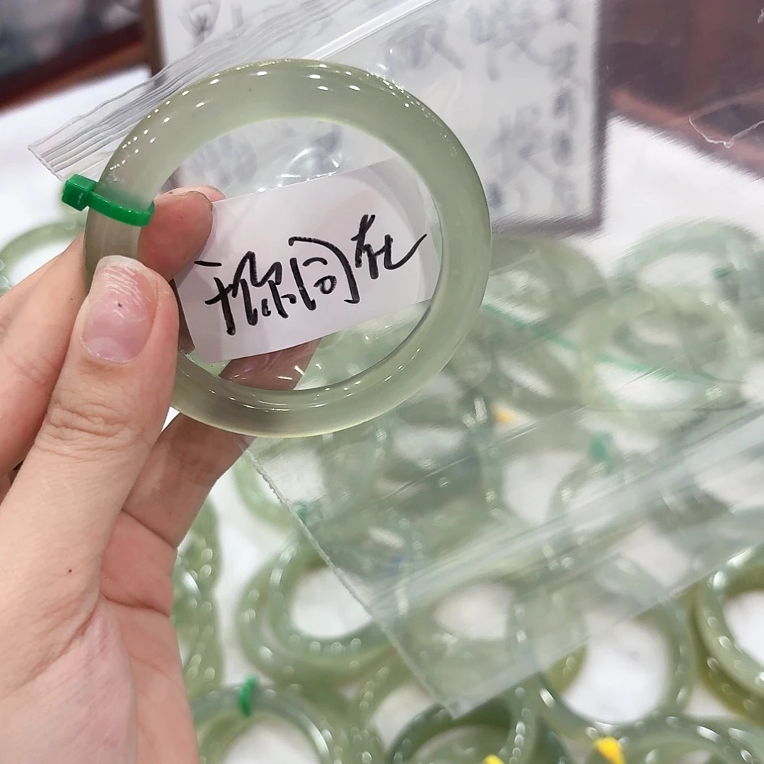 于***在蛇纹石玉未镶嵌手镯