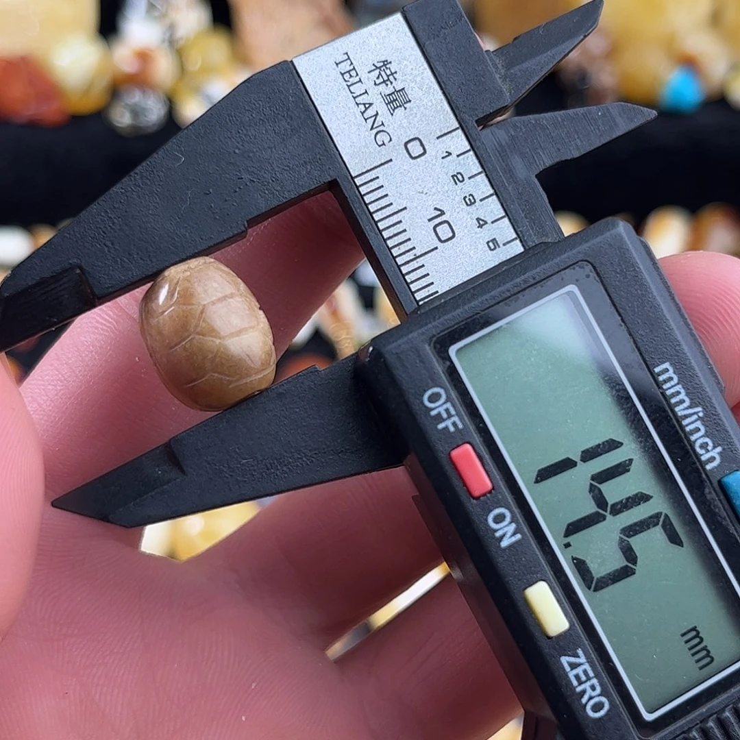 蜜蜡未镶嵌珠宝奇石