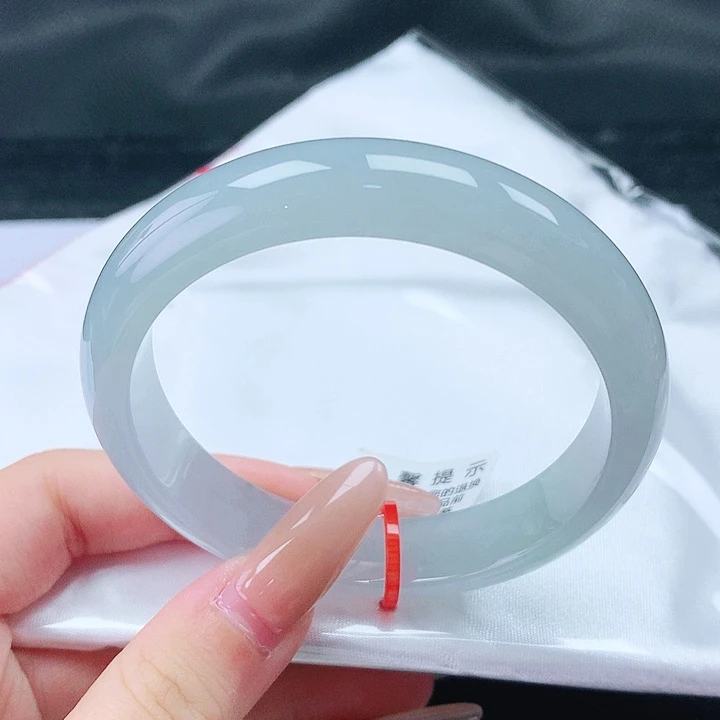 翡翠手镯未镶嵌55圈