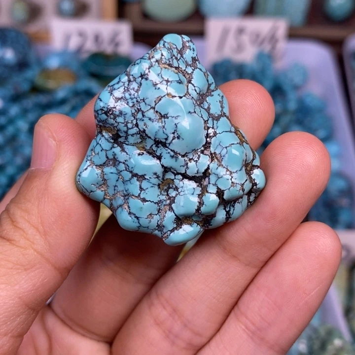 绿松石未镶嵌颈饰吾**岁