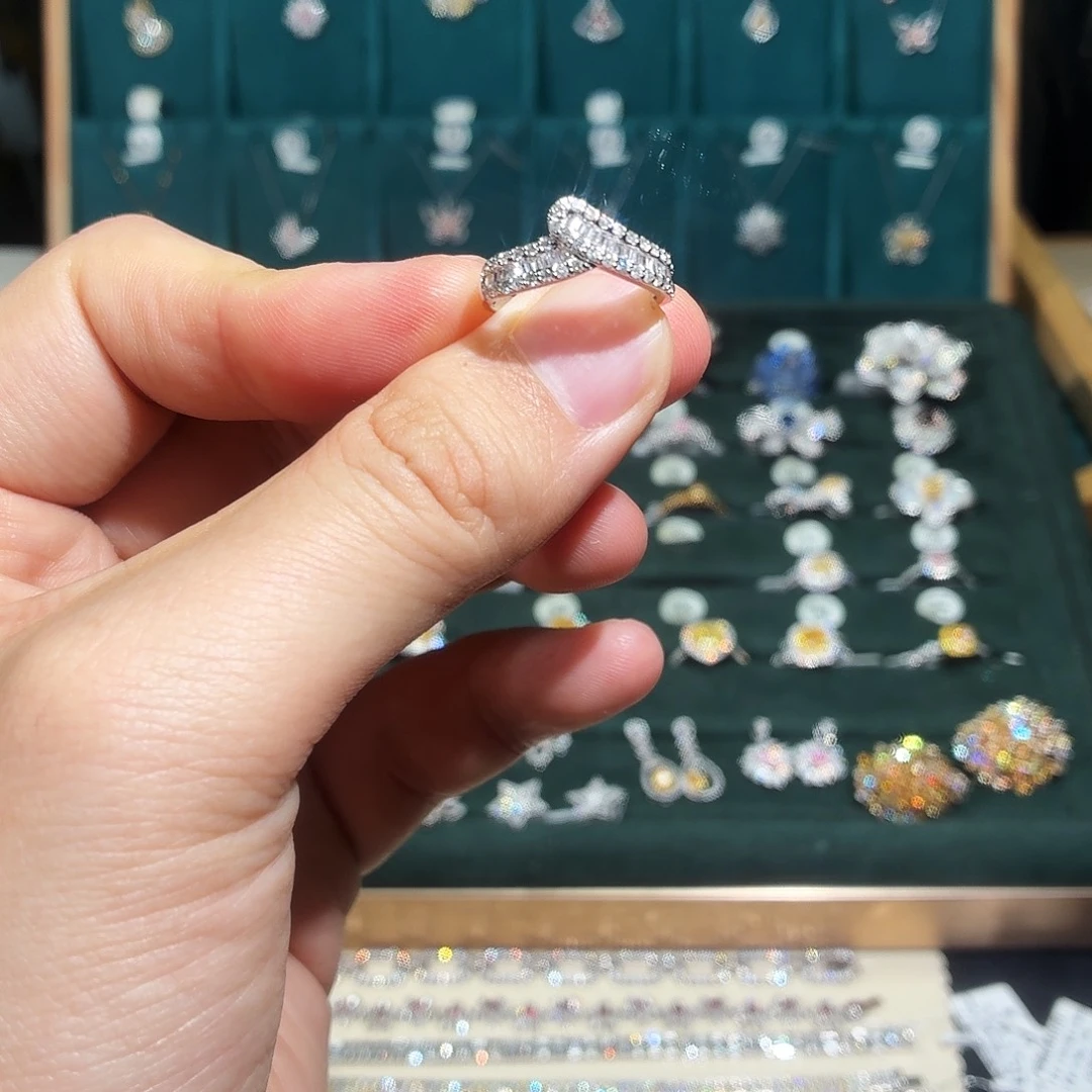 18K金镶嵌钻石戒指/指环