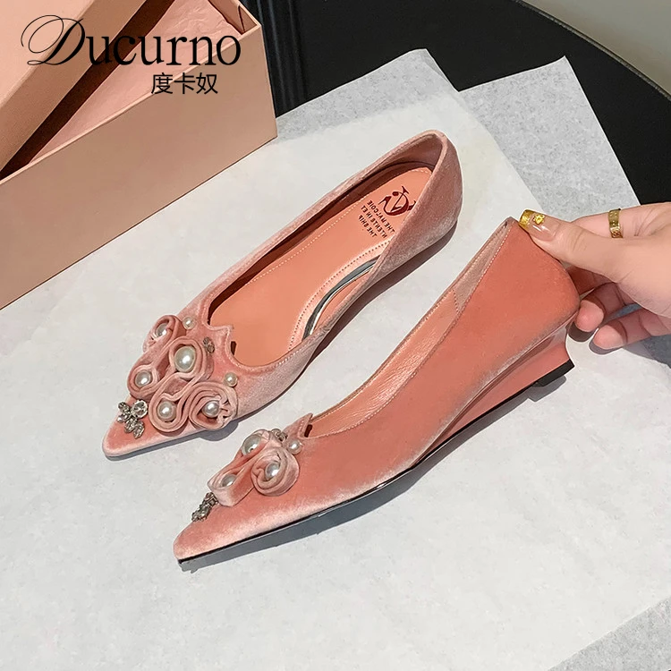 DUCURNO时尚小坡跟珍珠单鞋女2025新款仙女风尖头浅口温柔豆豆鞋
