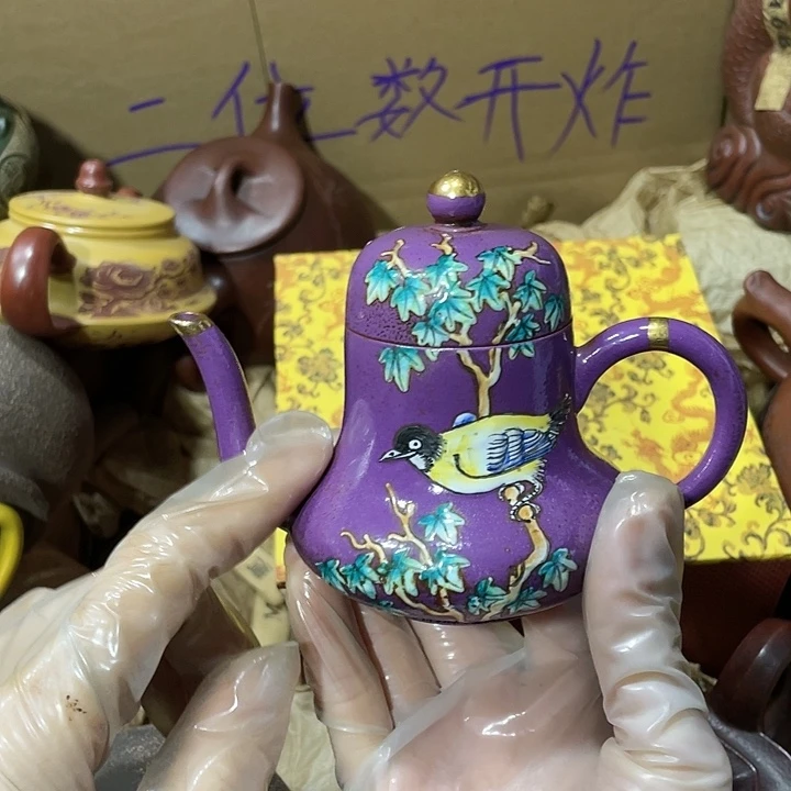 茶壶紫砂原矿泥料手工制作的一把紫砂壶。