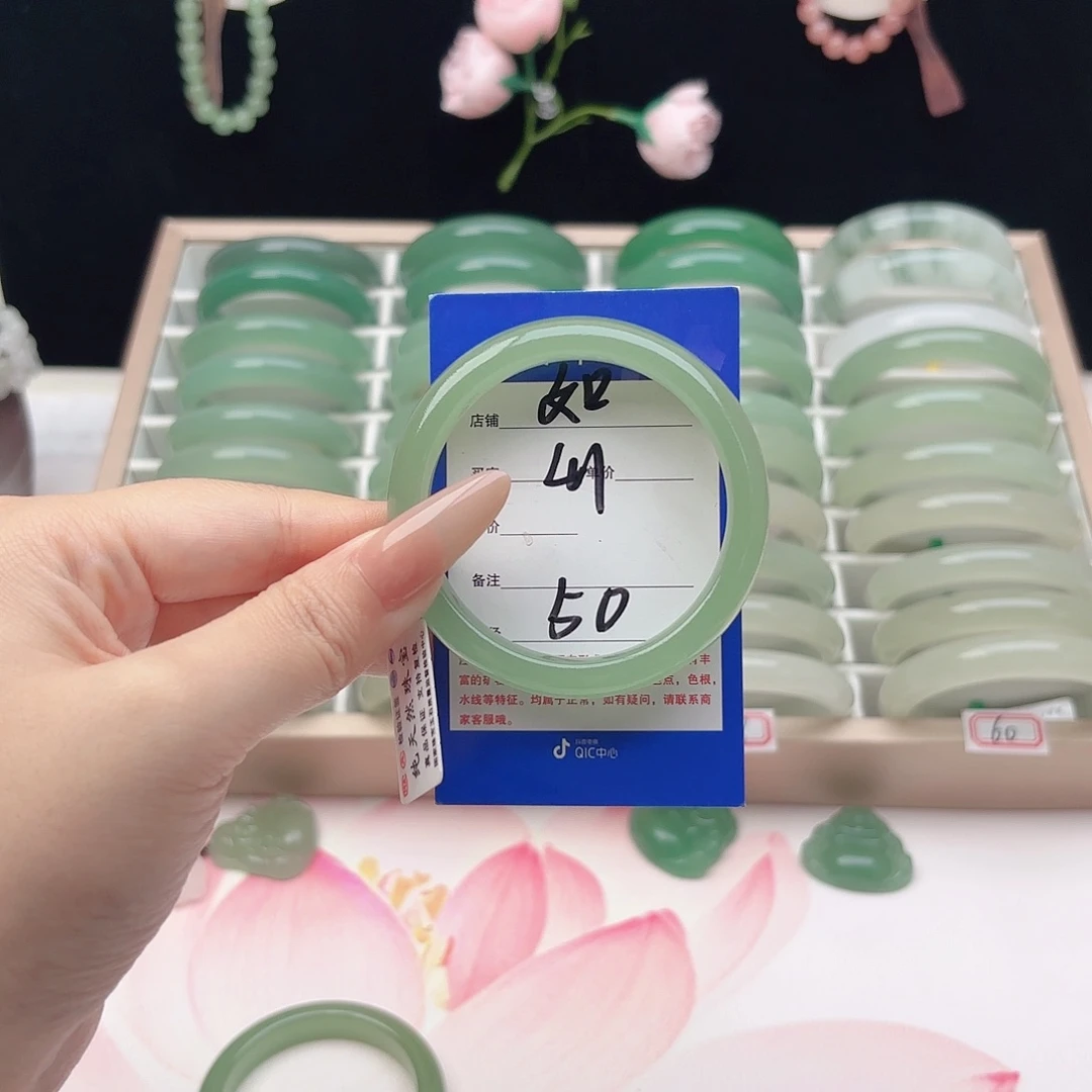 玥***美石英质玉未镶嵌手镯