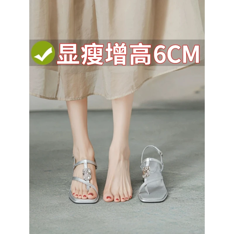 细带百搭粗跟凉鞋女款夏季2025新款外穿度假风露趾气质银色高跟鞋
