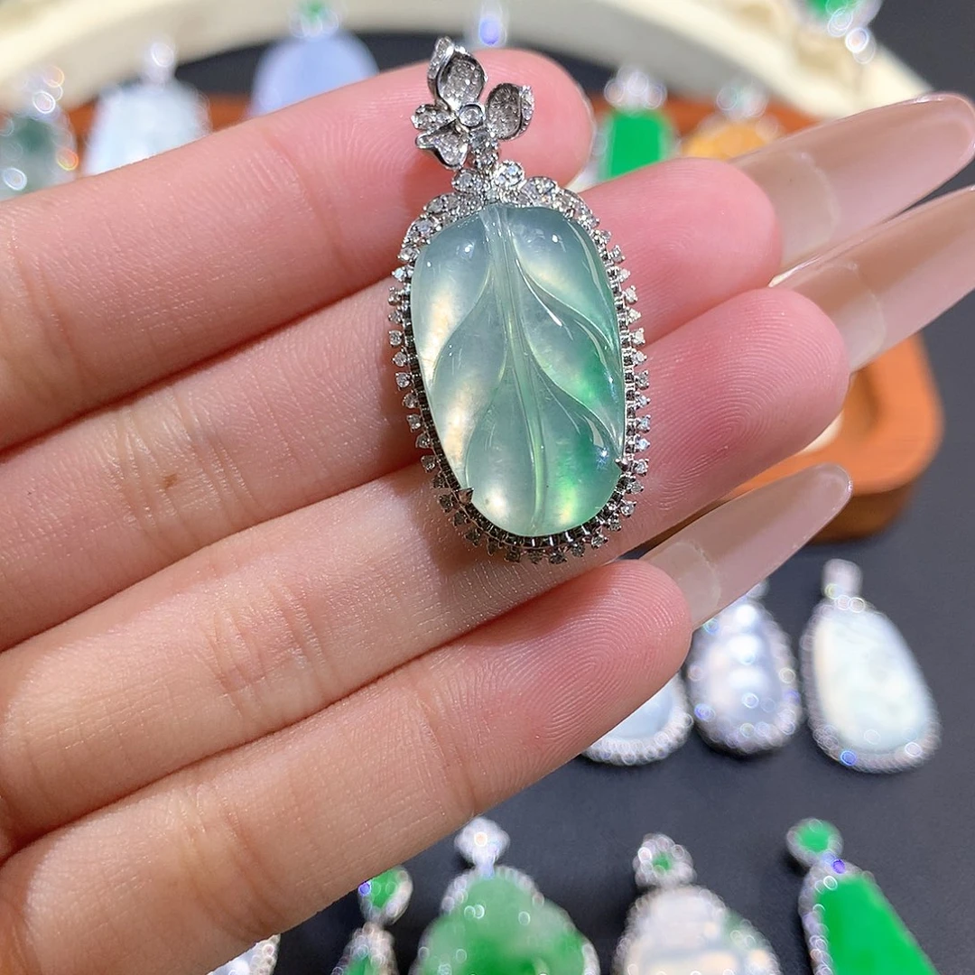 翡翠18K金镶嵌颈饰清冷感叶子