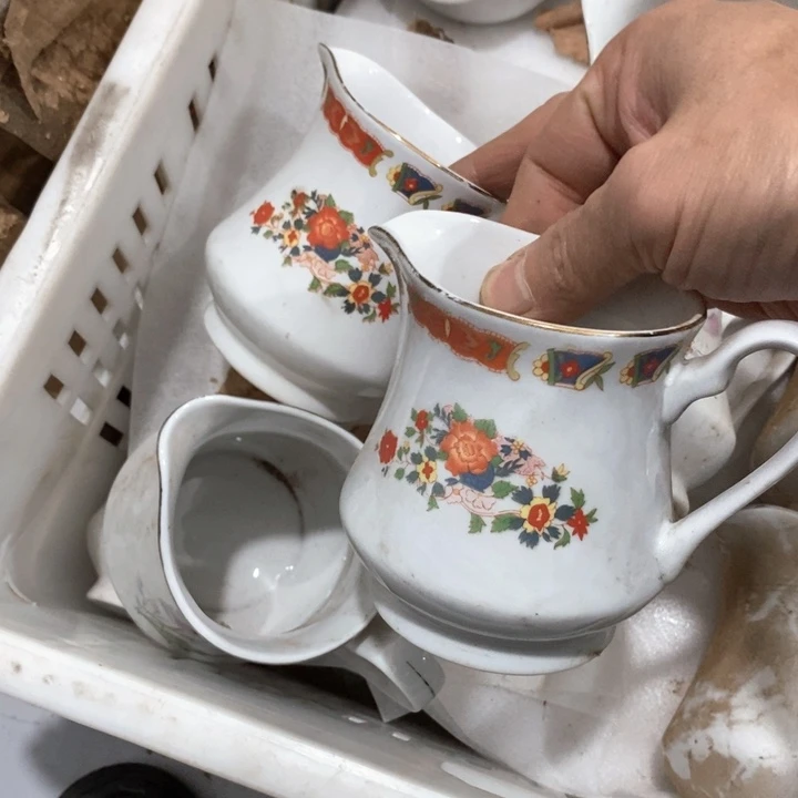 瓷片红釉上彩公道杯两个微瑕疵