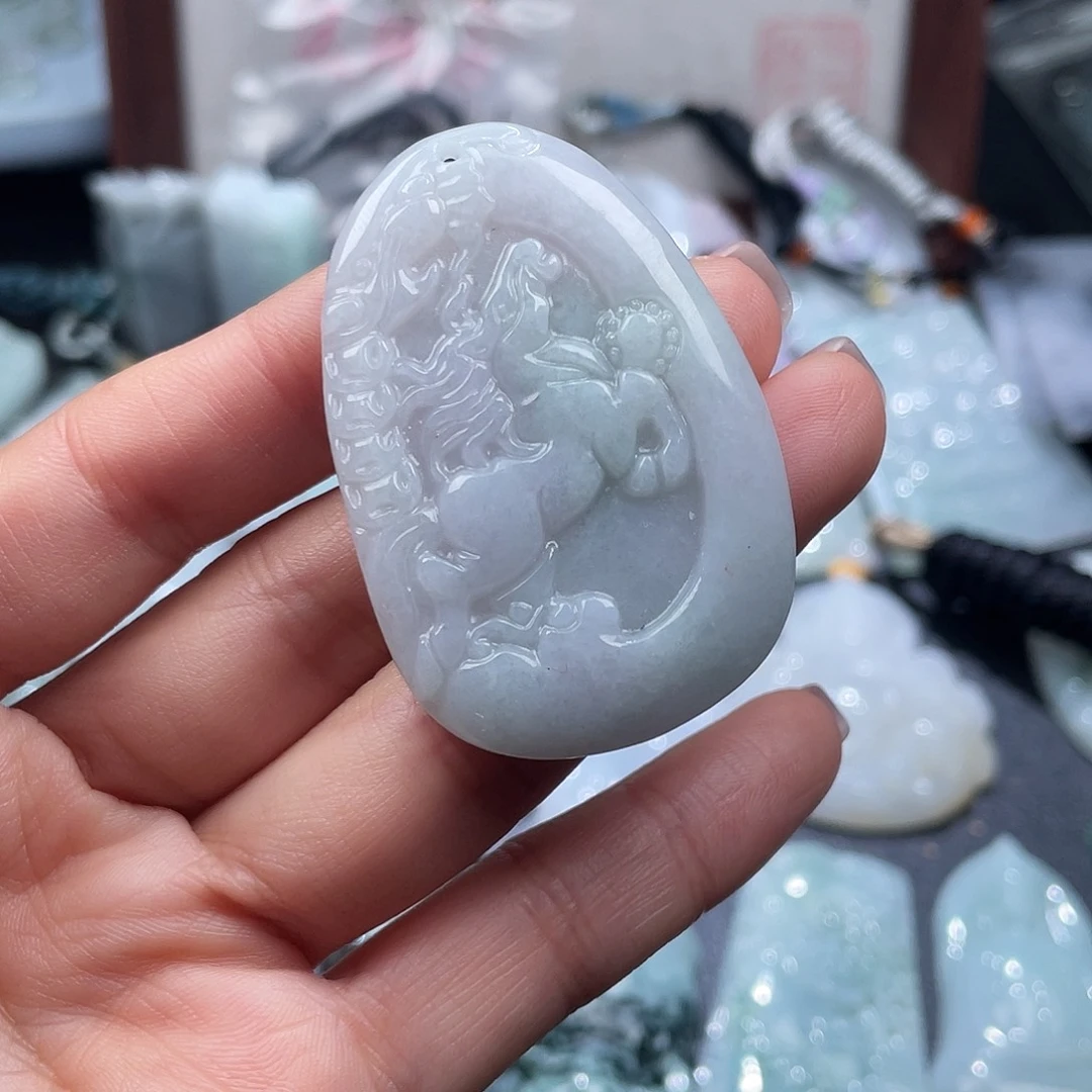 翡翠未镶嵌颈饰有裂