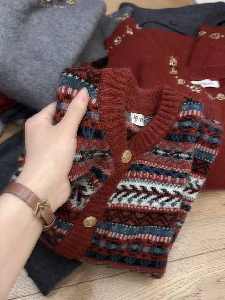 七言家  巨好看！开年红提花金扣开衫1