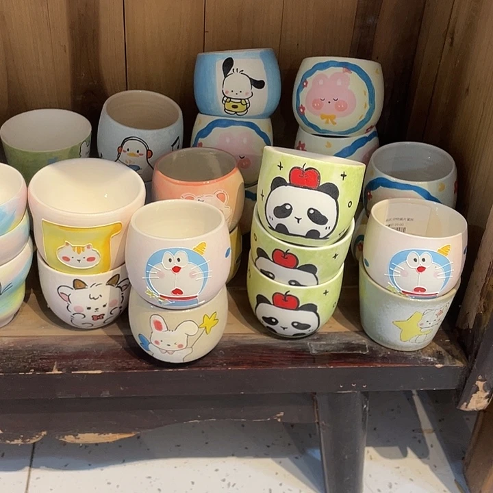 手握卡通人物陶瓷杯