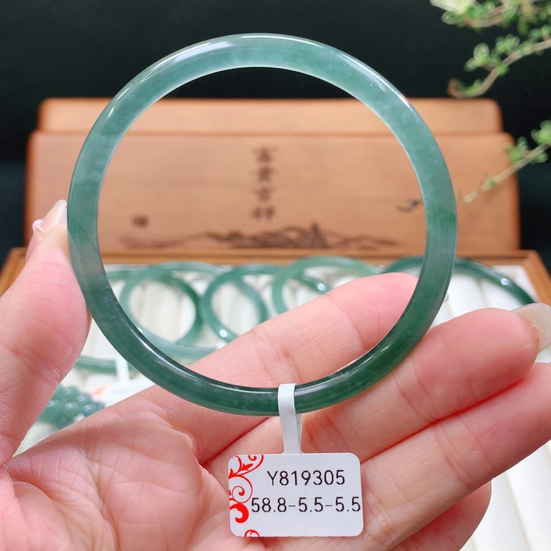 翡翠手镯未镶嵌天然