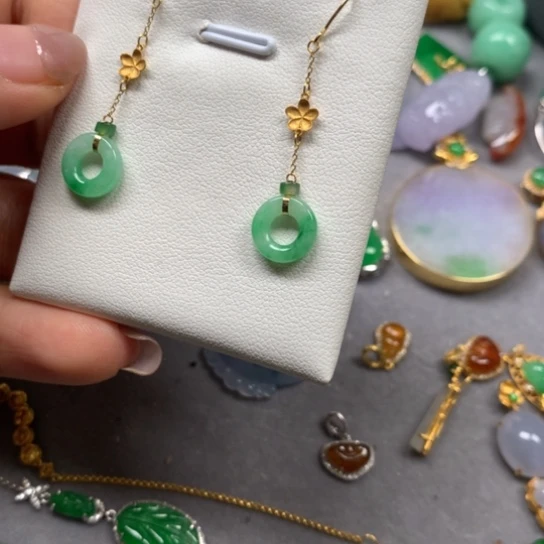 颈饰18K金镶嵌翡翠