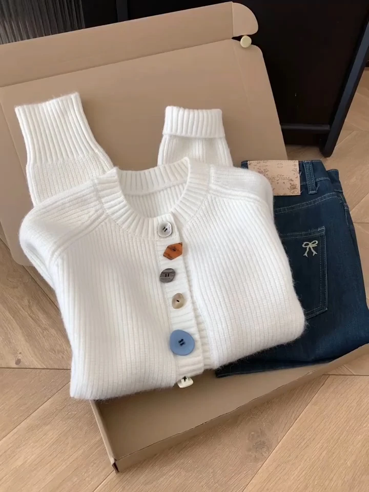 秋冬季2025高级感轻奢奶色系软糯小众毛衣设计感别致针织开衫上衣