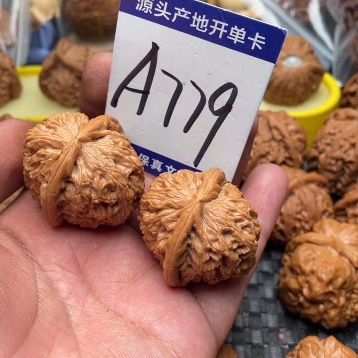 用***8把件文玩核桃白狮子37尺
