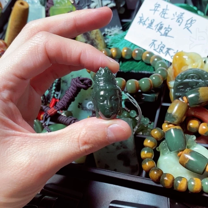 透闪石质玉颈饰未镶嵌