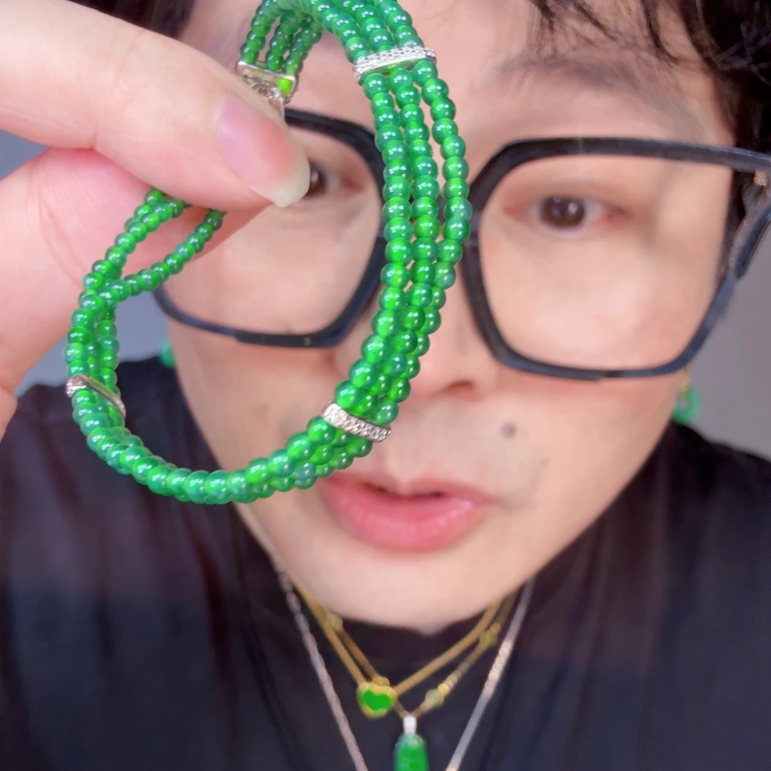 翡翠未镶嵌颈饰一件