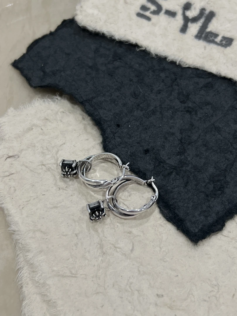 铜合金合成锆石耳饰 A450 小众设计双环黑色方锆石耳圈耳钉