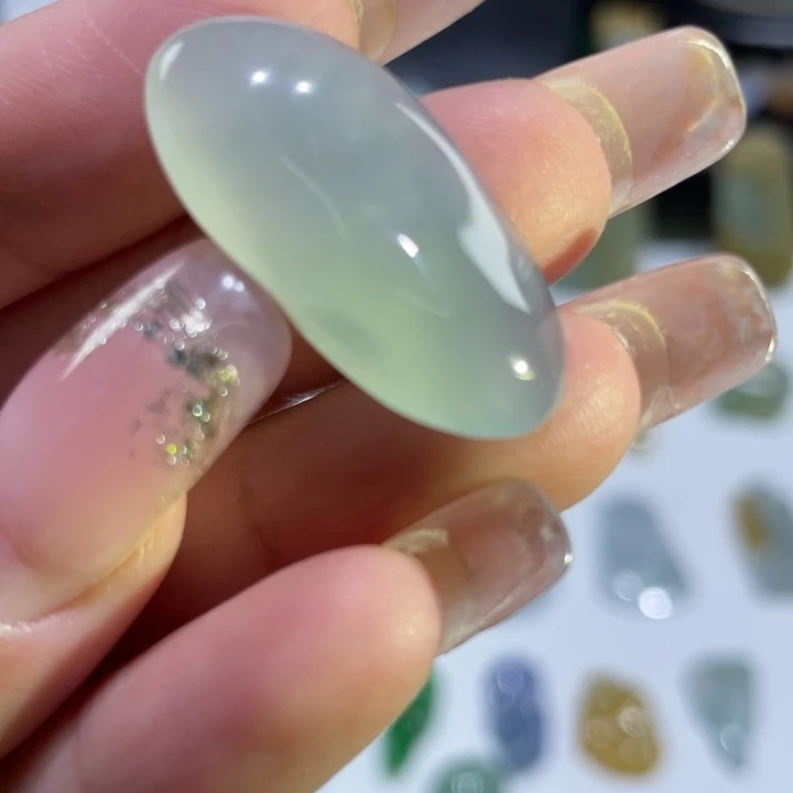 翡翠未镶嵌颈饰随形