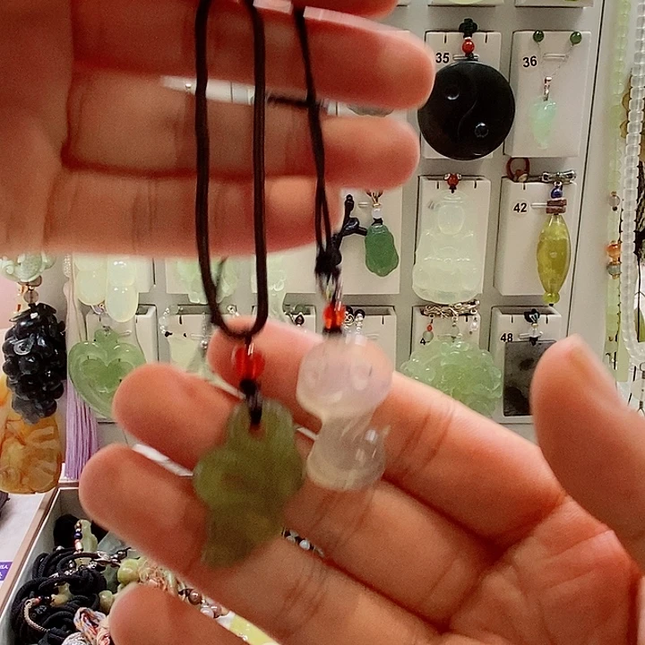 蛇纹石玉未镶嵌颈饰