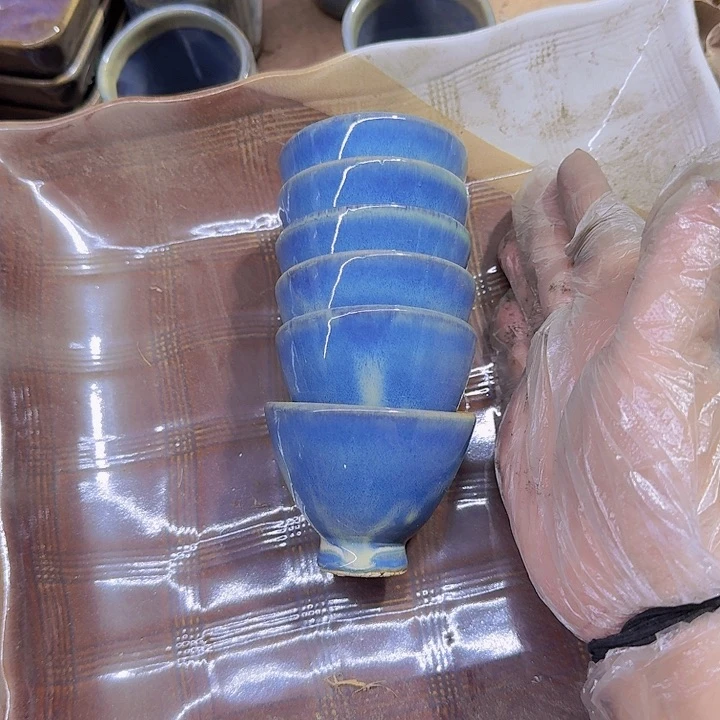 瓷片盘子碗啥都有