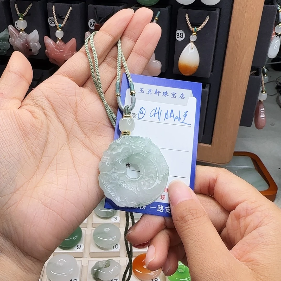 石英质玉未镶嵌颈饰