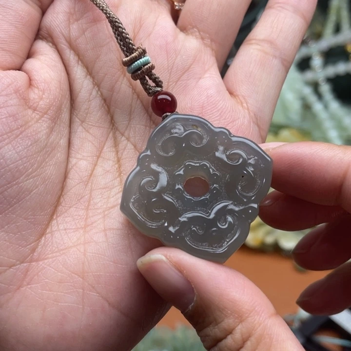 蛇纹石玉吊坠合金