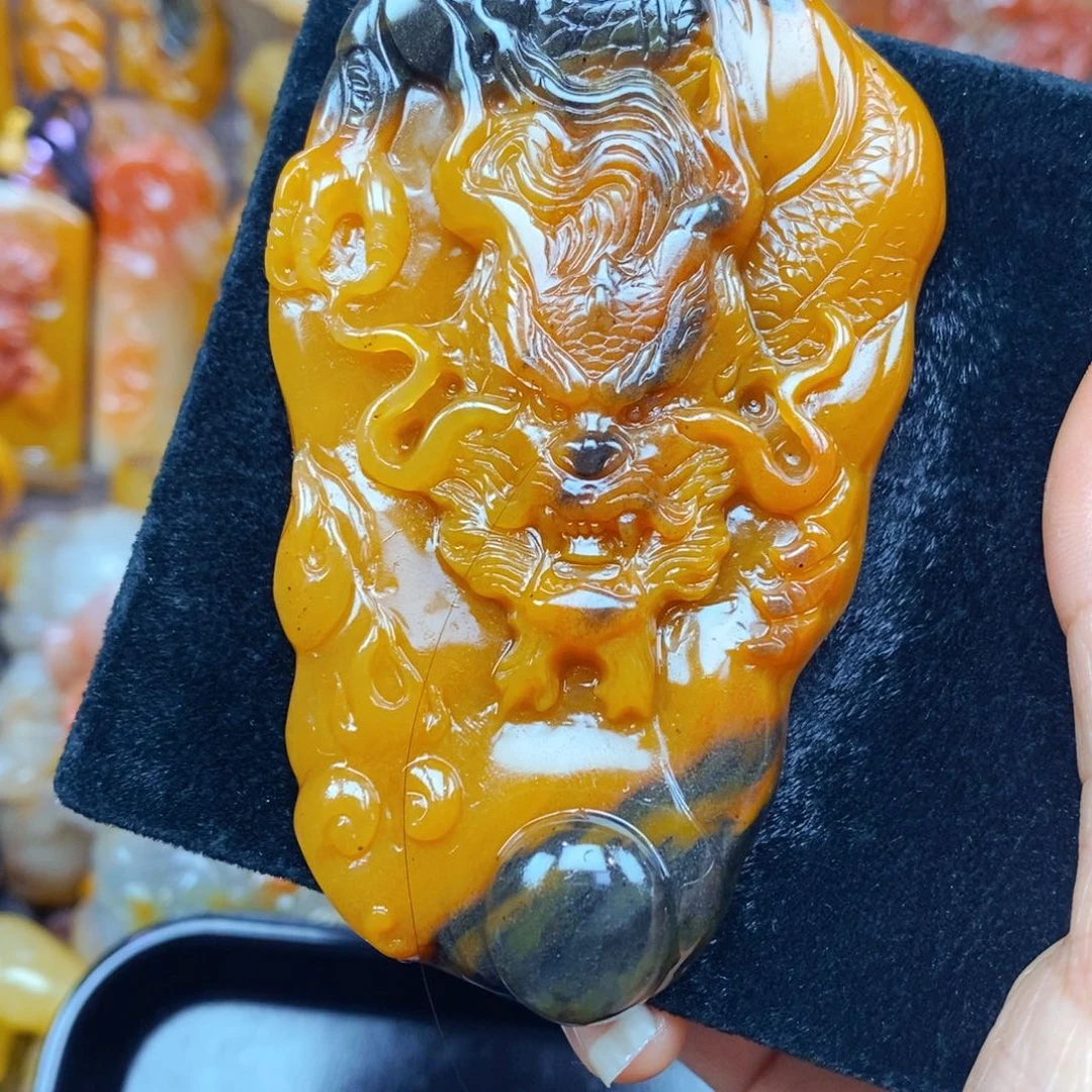 未镶嵌石英质玉（黄龙玉）颈饰