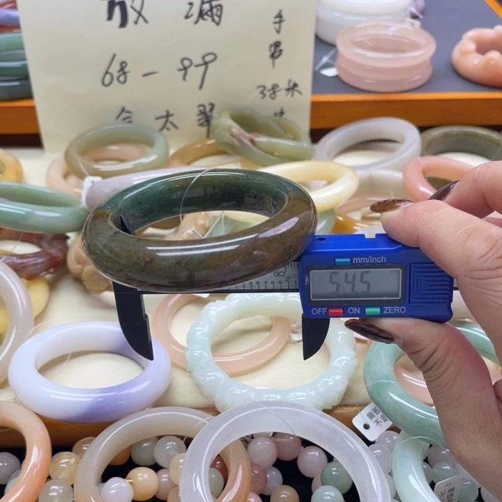未镶嵌石英岩玉珠宝奇石