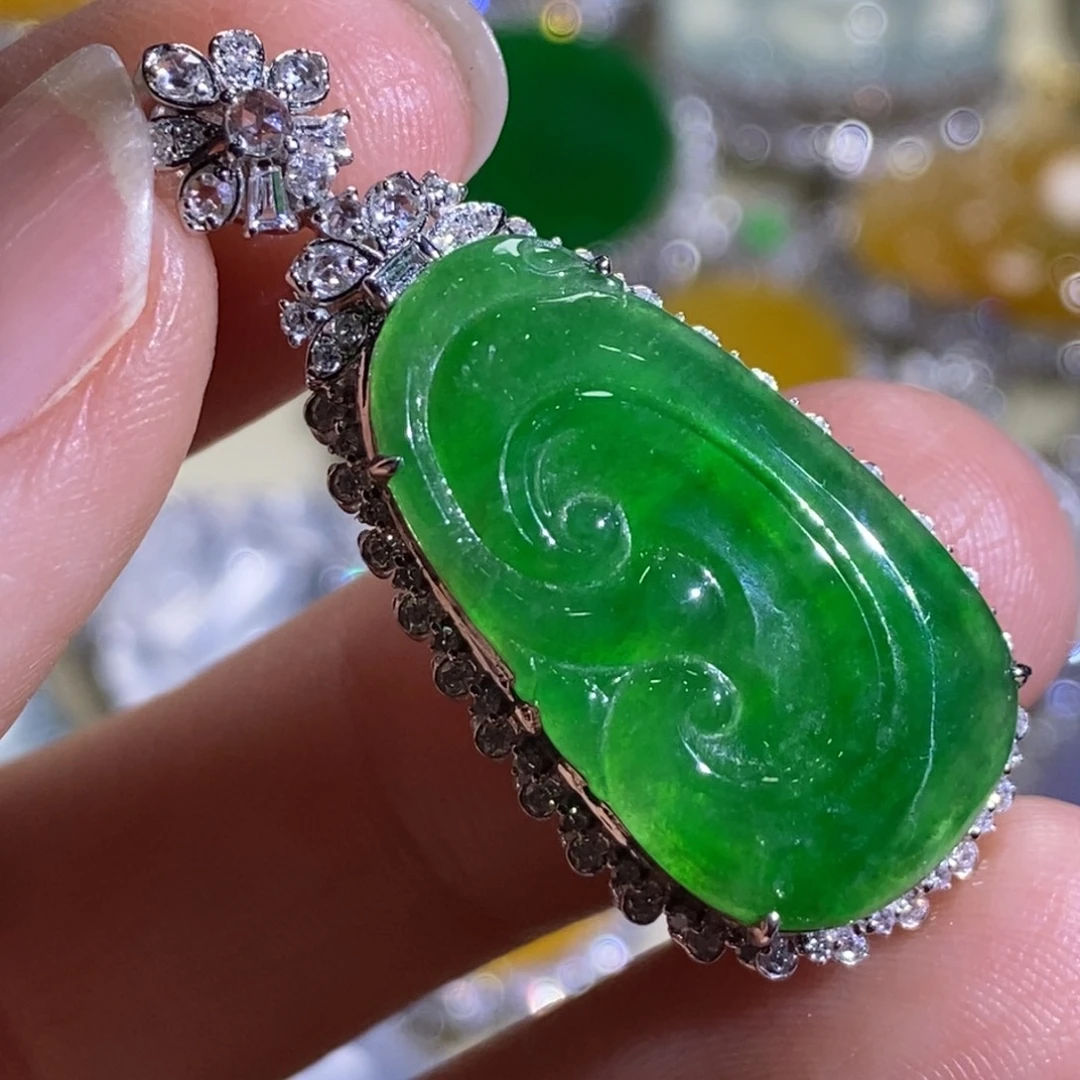 小***泡翡翠18K金镶嵌颈饰如意