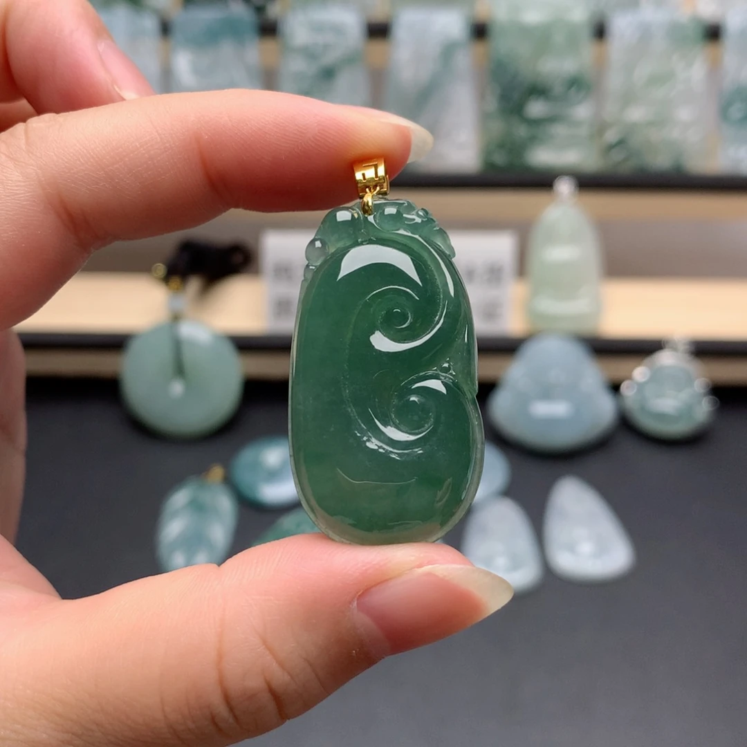 翡翠18K金镶嵌颈饰如意