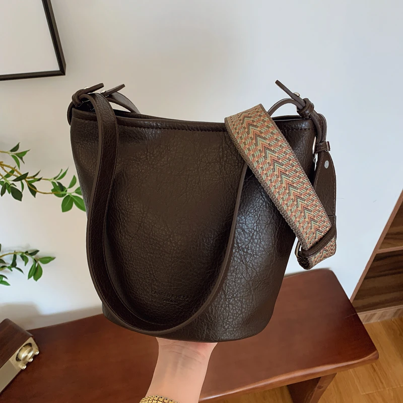 大容量水桶包通勤包时尚百搭单肩斜挎包高级质感腋下包休闲简约