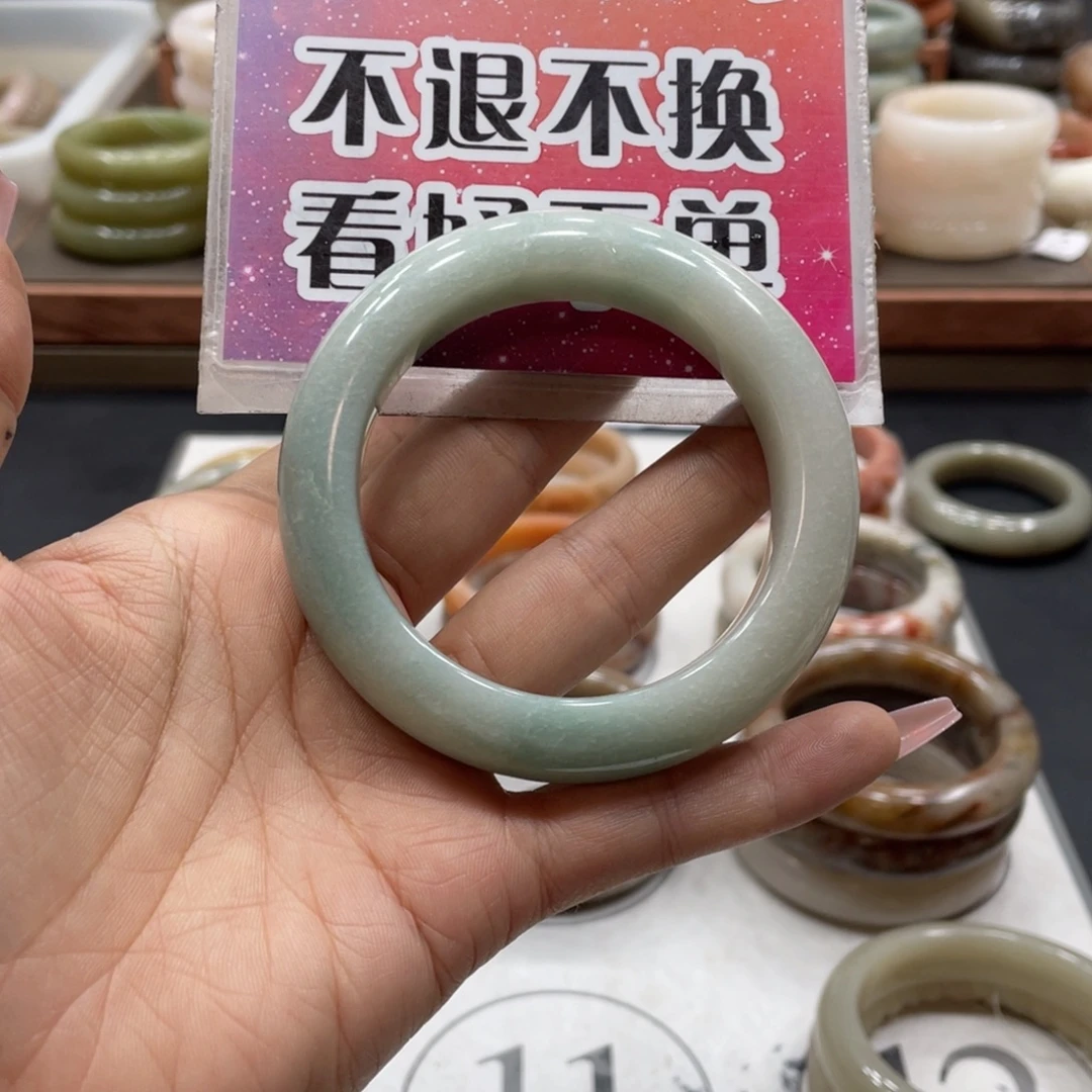 咩***咩石英质玉未镶嵌手镯