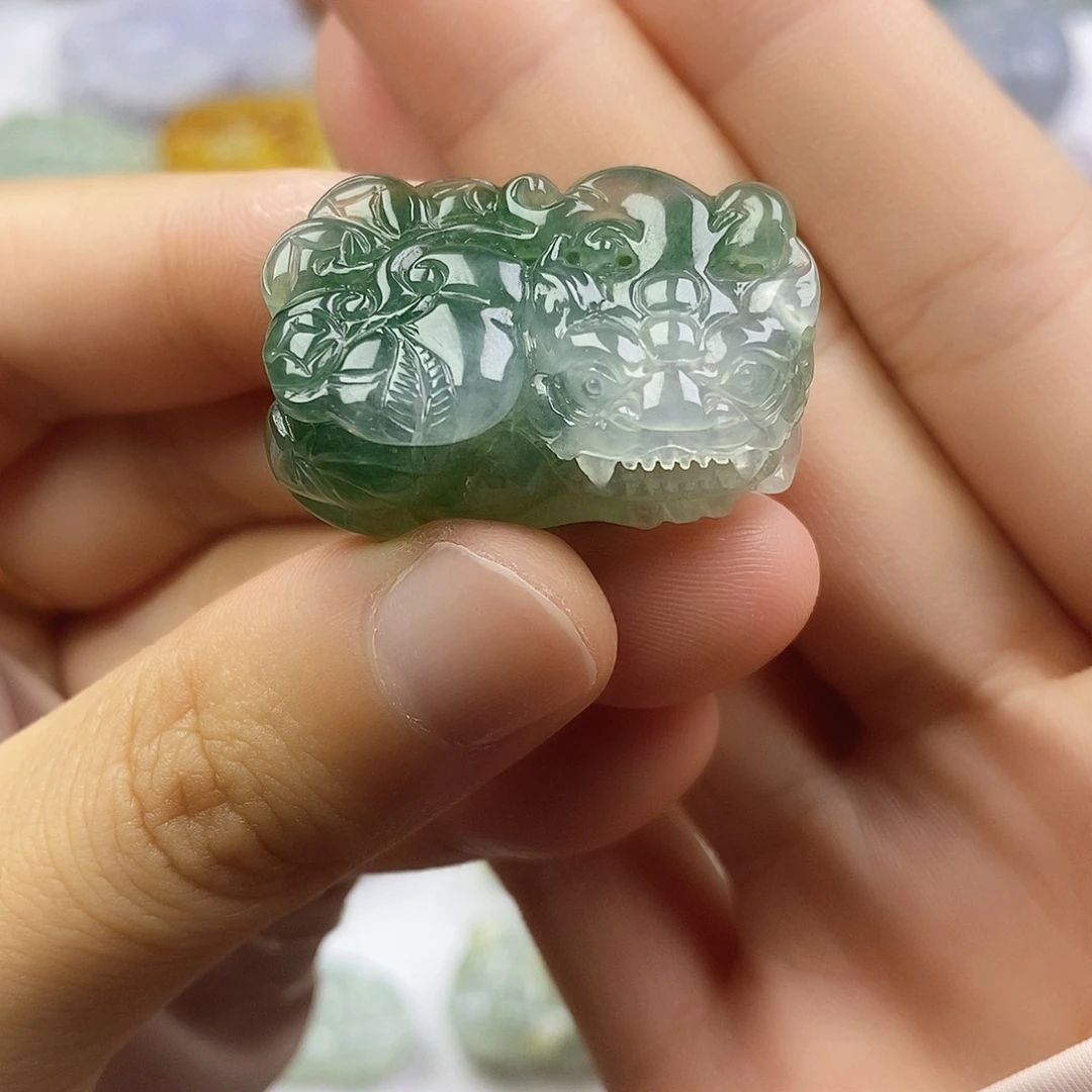 翡翠未镶嵌颈饰貔貅