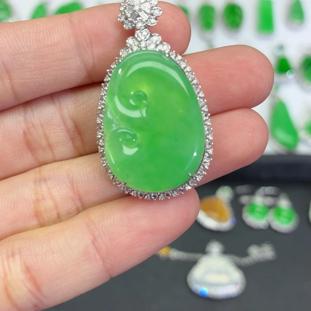 翡翠18K金镶嵌颈饰缅甸翡翠