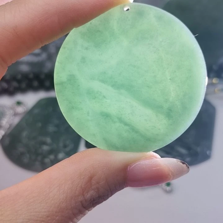 翡翠颈饰未镶嵌天然的A货翡翠