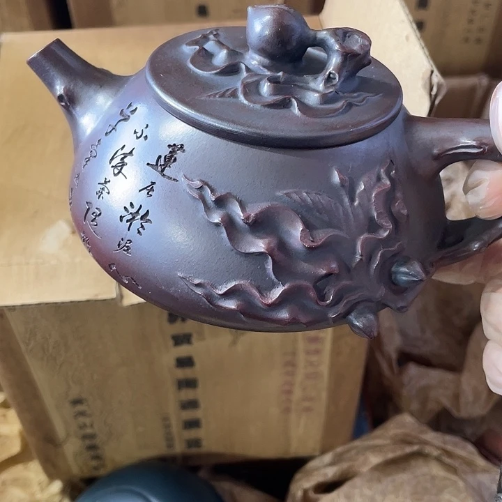 茶壶紫砂原矿泥料，手工制作的一把紫砂壶